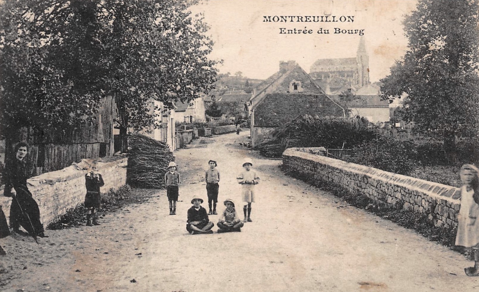 Montreuillon (Nièvre) L'entrée du bourg CPA