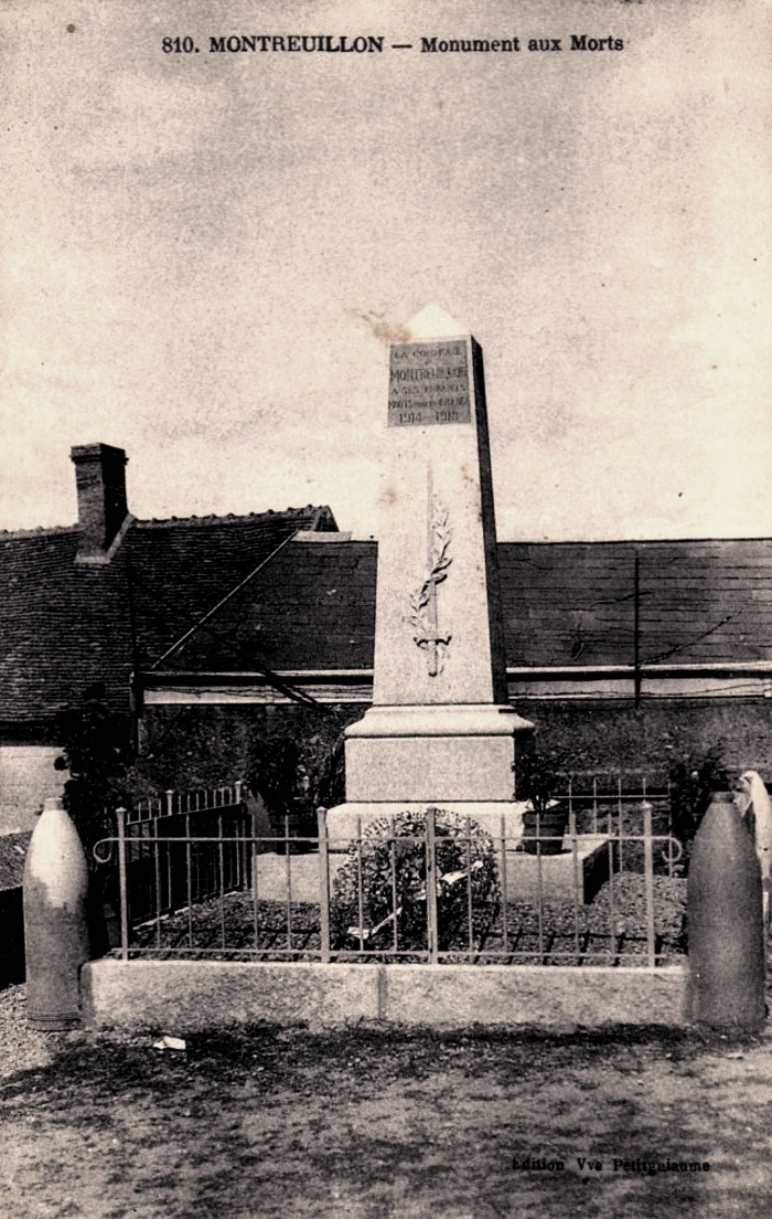 Montreuillon (Nièvre) Le monument aux morts CPA