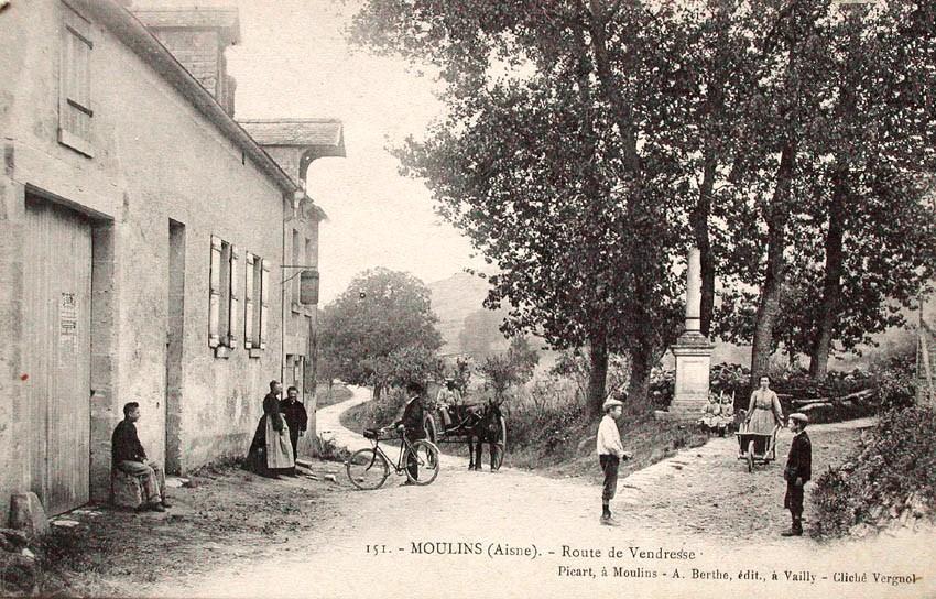 Moulins (Aisne) CPA Route de Vendresse