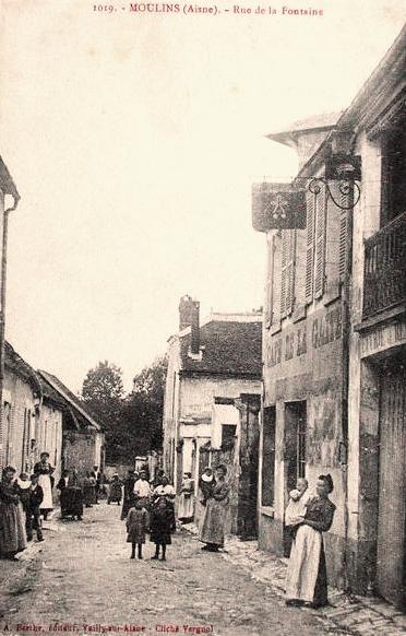 Moulins (Aisne) CPA Rue de la fontaine et café de la gaité