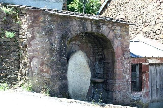 Le Cros, le menhir