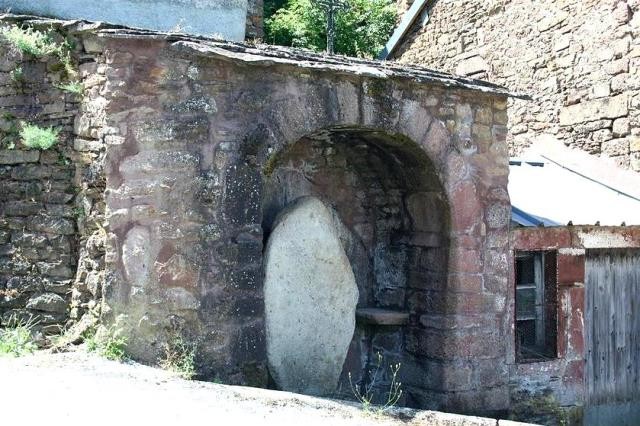 Mounes prohencoux aveyron le cros menhir