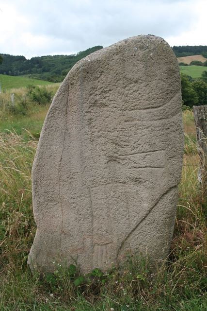 Mounes prohencoux aveyron statue menhir