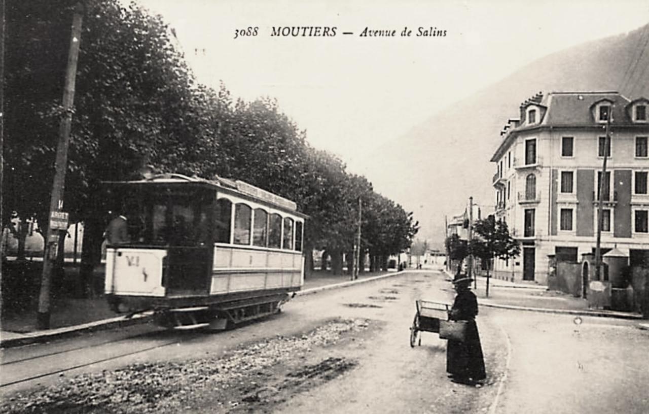 Moûtiers (Savoie) L'avenue de Salins CPA