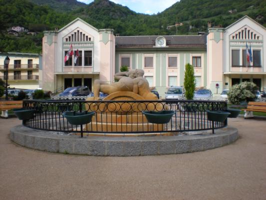 Moûtiers (Savoie) L'Hôtel de Ville et la fontaine de Vénus