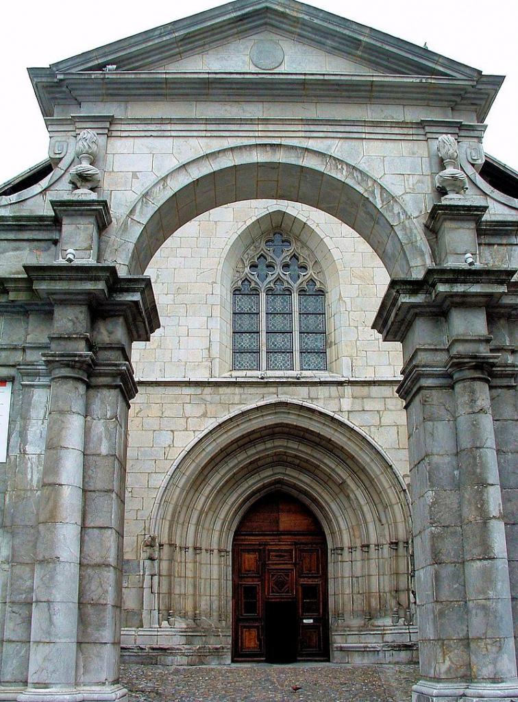 Moûtiers (Savoie) La cathédrale Saint-Pierre, portail baroque