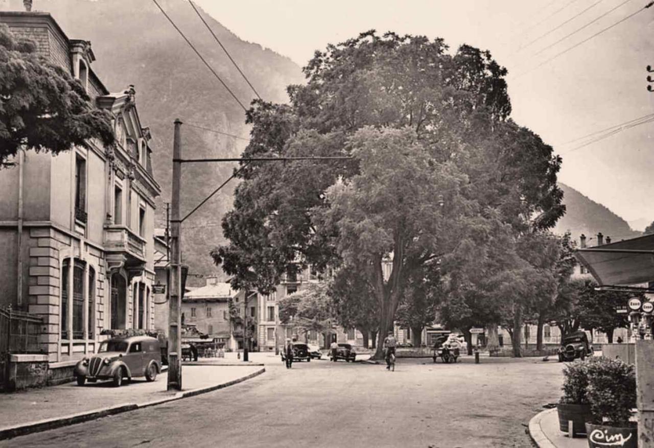 Moûtiers (Savoie) La place de la Poste CPA