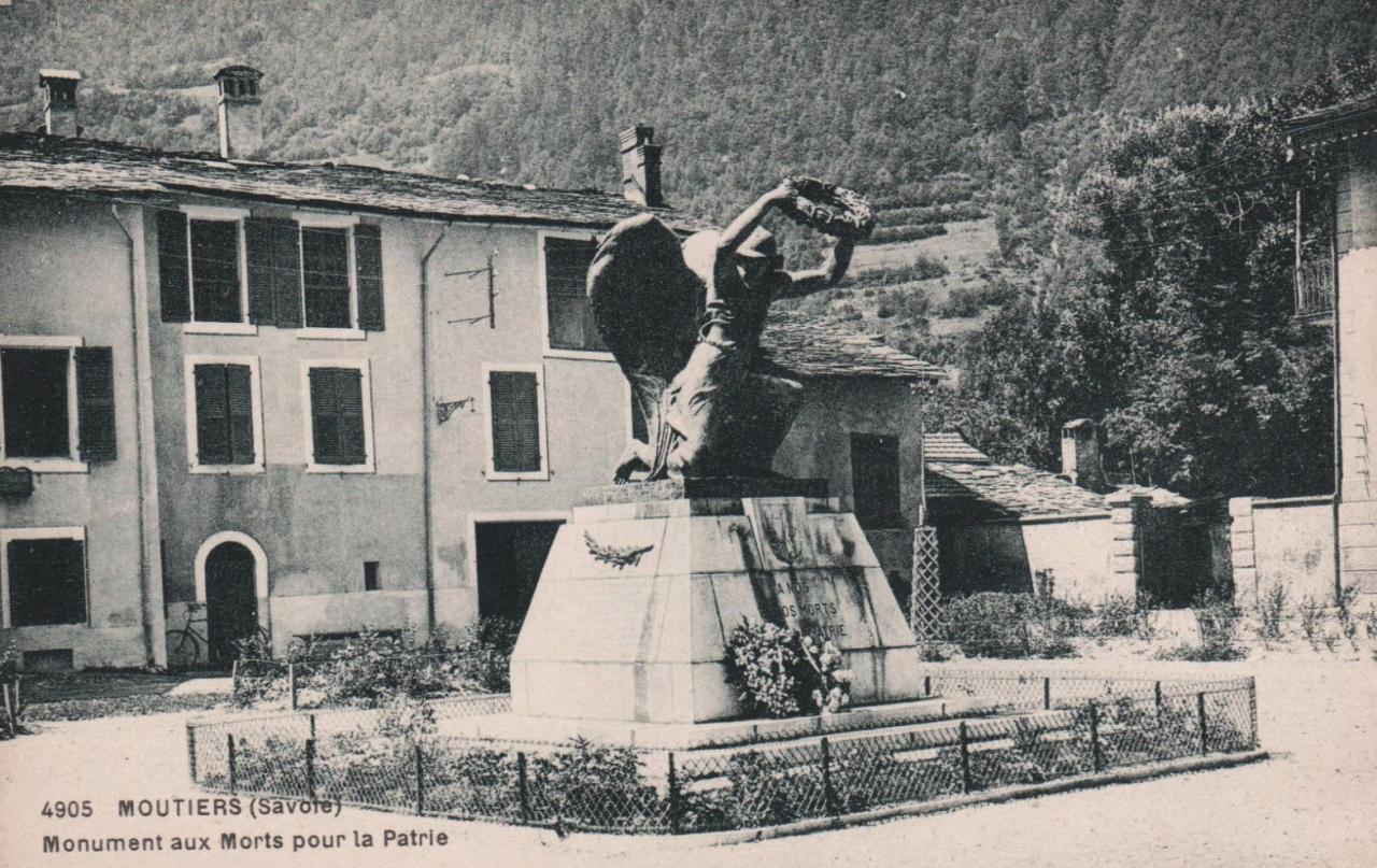Moûtiers (Savoie) Le monument aux Morts CPA