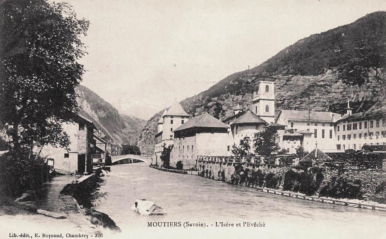 Moûtiers (Savoie) L'Isère et le Palais des évêques CPA