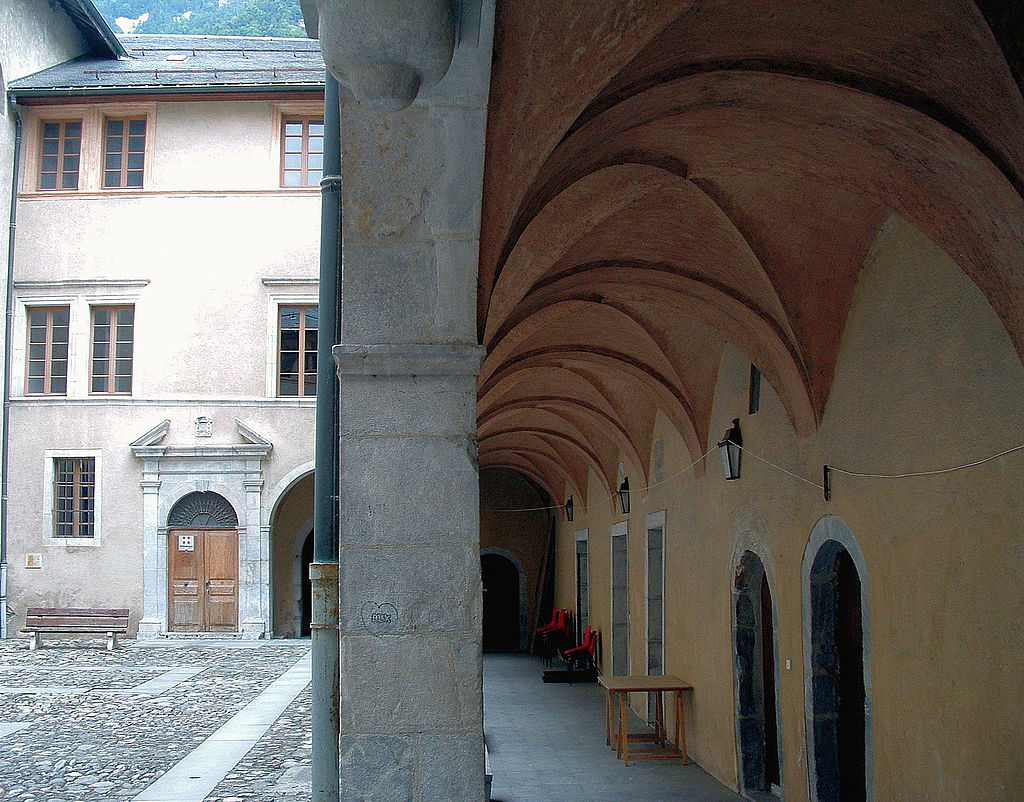 Moûtiers (Savoie) Le Palais des évêques, la cour