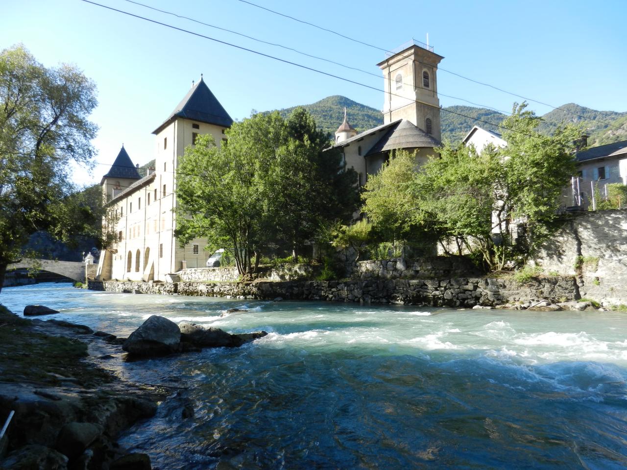 Moûtiers (Savoie) L'Isère et le Palais des évêques