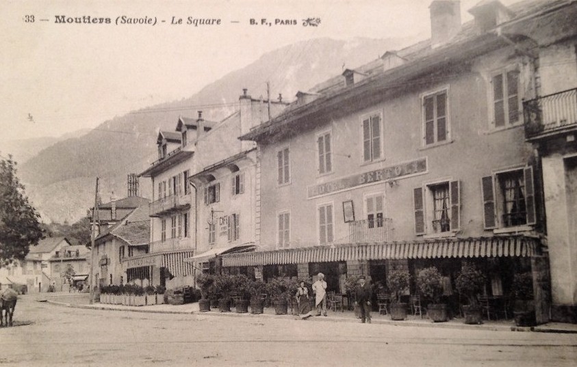 Moûtiers (Savoie) Le square et l'hôtel Bertoli CPA