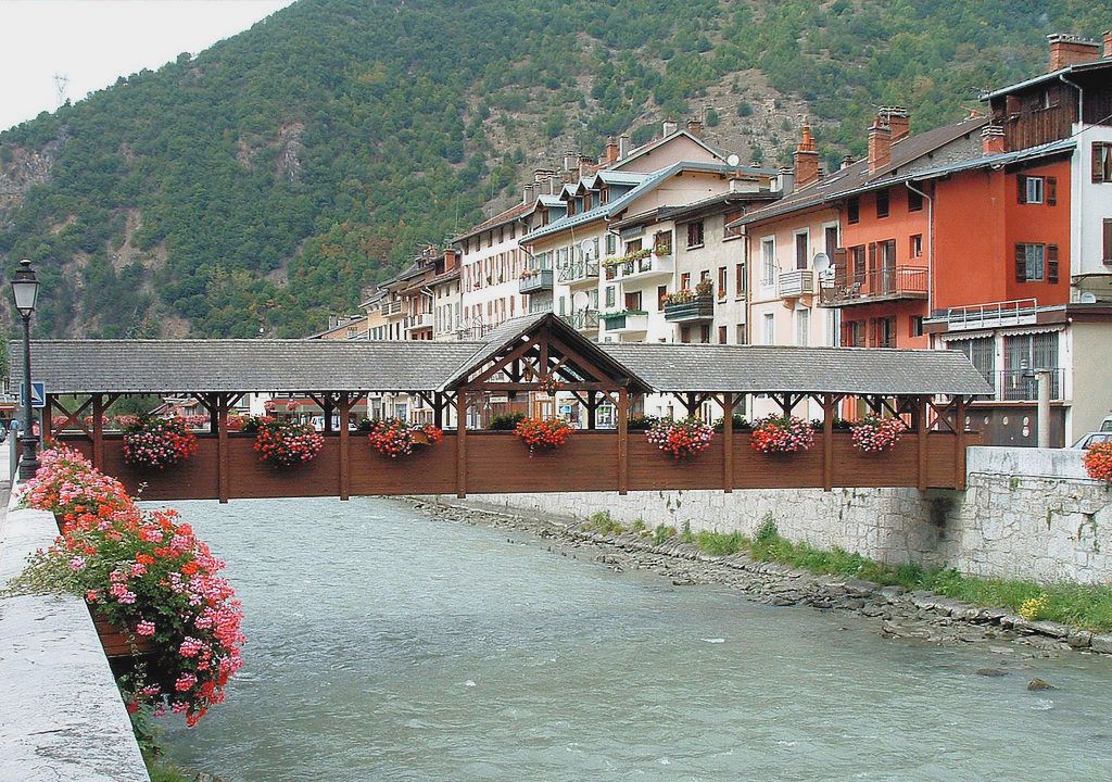 Moûtiers (Savoie) Une passerelle sur l'Isère