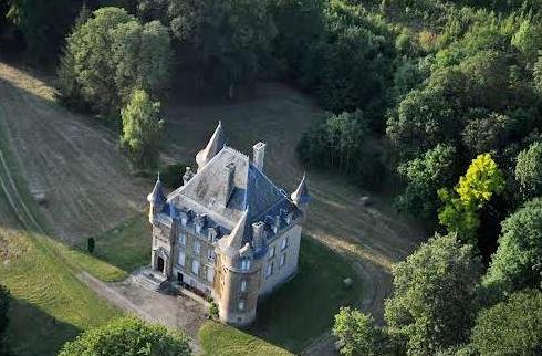 Mouzay (Meuse) Charmoy, le château vue aérienne