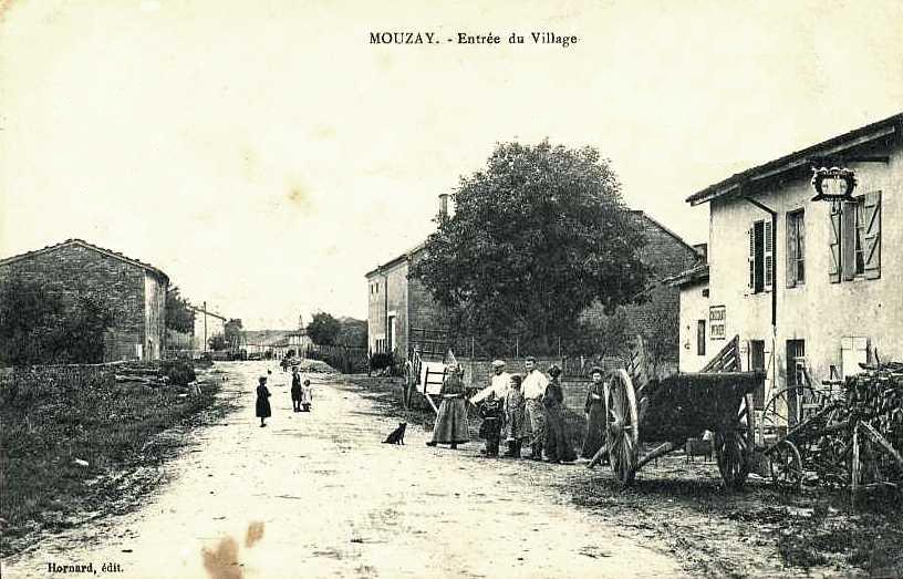 Mouzay (Meuse) L'entrée du village