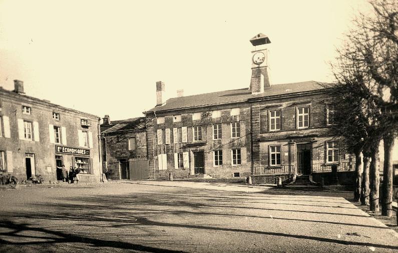 Mouzay (Meuse) La mairie et l'école des garçons CPA