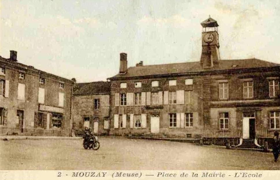 Mouzay (Meuse) La place de la mairie et l'école de garçons CPA