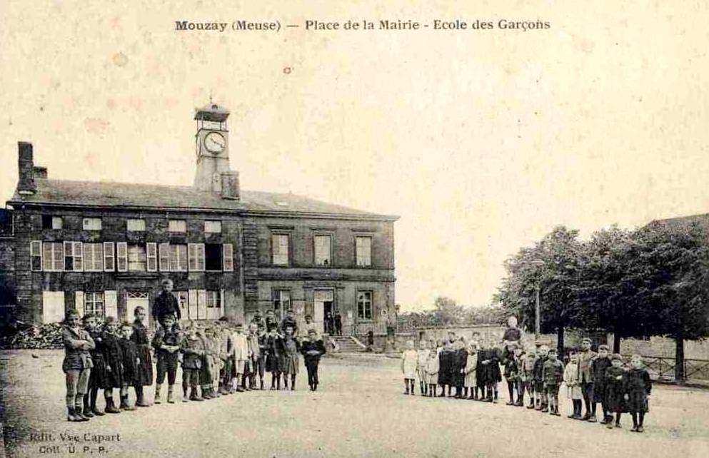 Mouzay (Meuse) La place de la mairie et l'école de garçons CPA