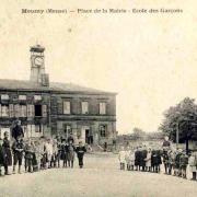 Mouzay (Meuse) La place de la mairie et l'école de garçons CPA
