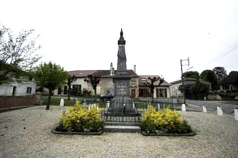 Mouzay (Meuse) Le monument aux morts