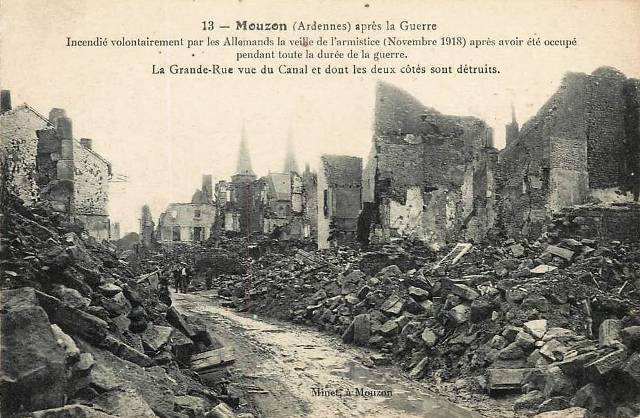 Mouzon (08) Grande rue et pont en 1918 CPA