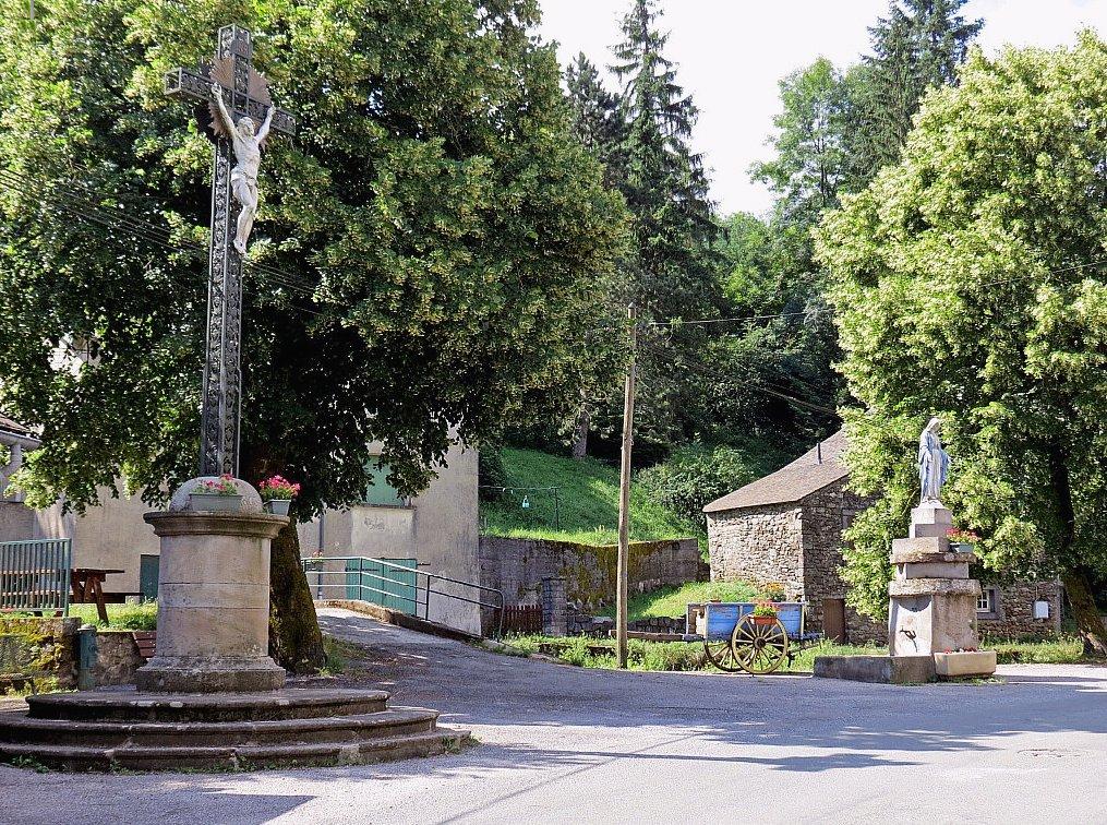 Murat-sur-Vèbre (Tarn) Boissezon, Vierge et croix