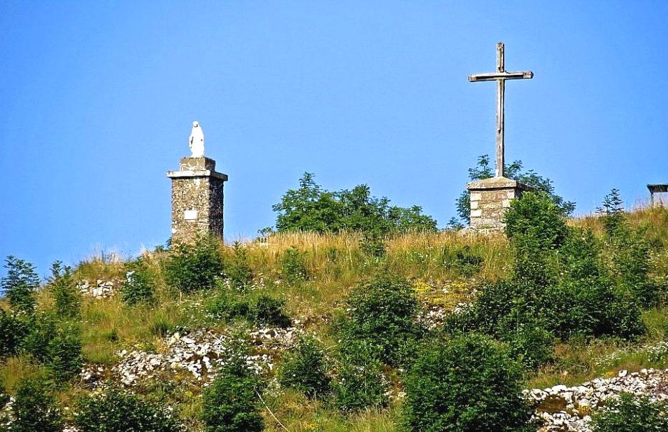 Murat-sur-Vèbre (Tarn) Castelas, la Vierge et la croix