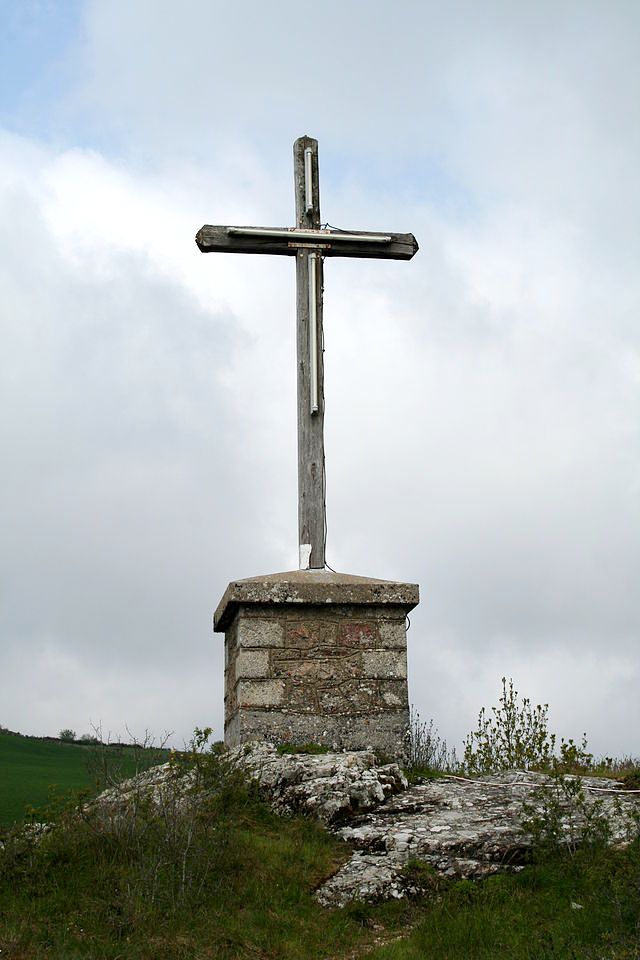 Murat-sur-Vèbre (Tarn) Castellas, croix à l'emplacement du château