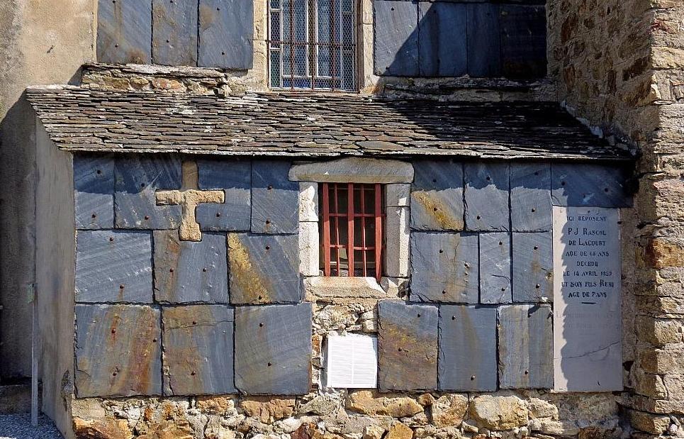 Murat-sur-Vèbre (Tarn) Chapelle funéraire de P.J. Rascol