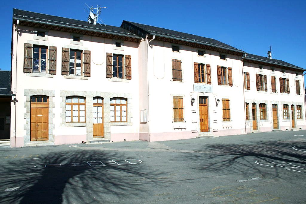 Murat-sur-Vèbre (Tarn) Mairie-école