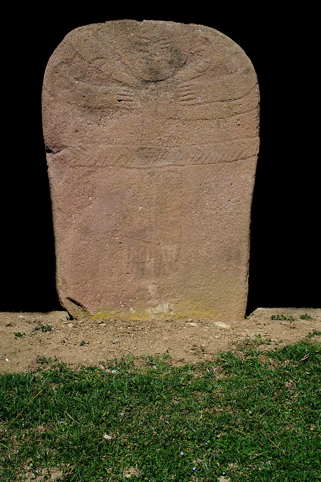 Murat-sur-Vèbre (Tarn) Statue-menhir du moulin de Louat