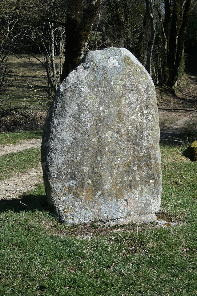 Murat-sur-Vèbre (Tarn) Statue-menhir de Plos