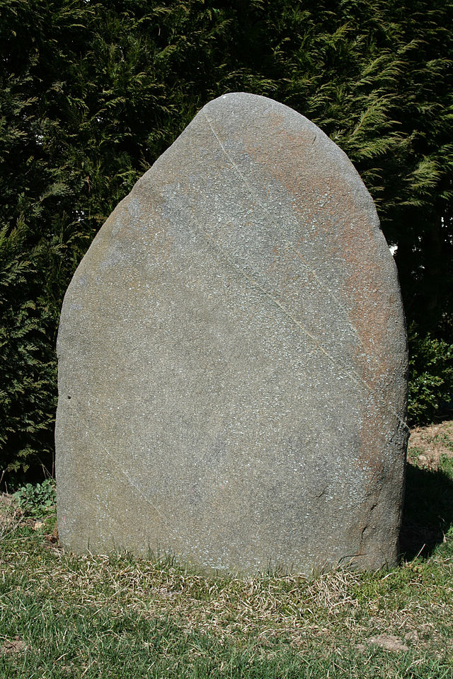 Murat-sur-Vèbre (Tarn) Statue-menhir du moulin de Louat