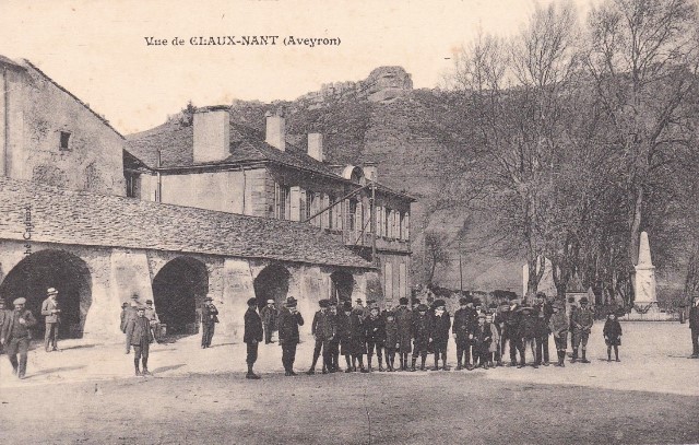 La halle et la place du Claux (cpa)
