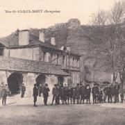 La halle et la place du Claux (cpa)