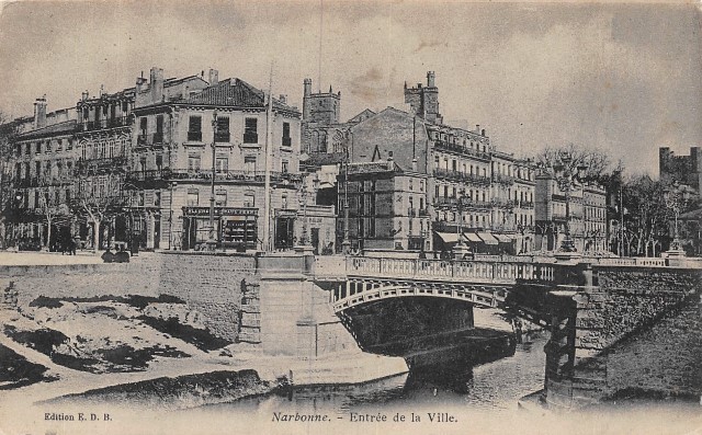 L' entrée de la ville (cpa)