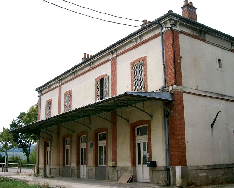 Nolay (Côte d'Or) L'ancienne gare désaffectée