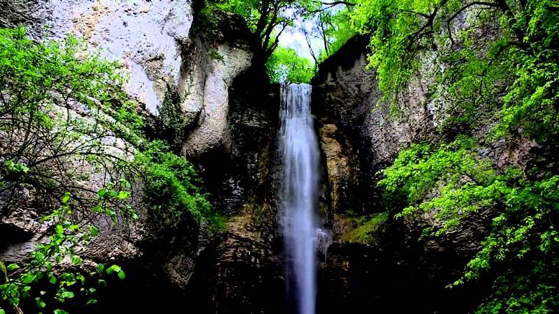 Nolay (Côte d'Or) La cascade du cirque du Bout du Monde