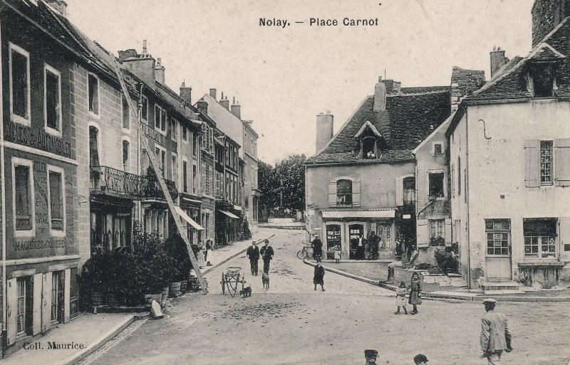 Nolay (Côte d'Or) La place Carnot CPA