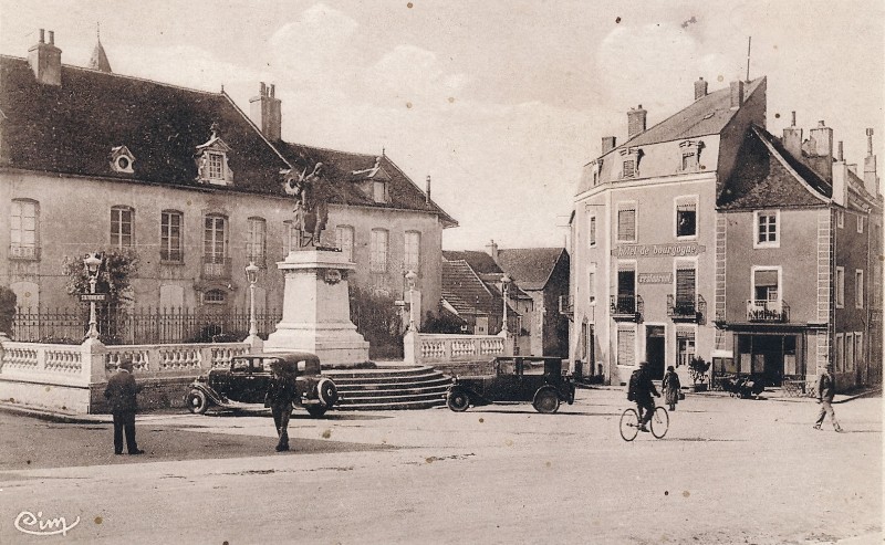 Nolay (Côte d'Or) La place Carnot CPA