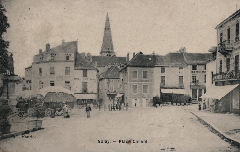 Nolay (Côte d'Or) La place Carnot CPA