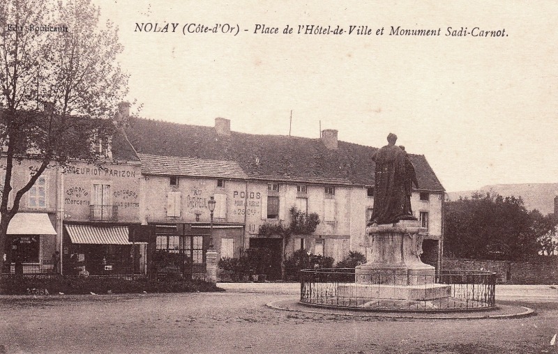 Nolay (Côte d'Or) La place de l'Hôtel de ville CPA