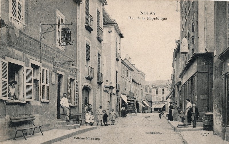 Nolay (Côte d'Or) La rue de la République en 1905 CPA
