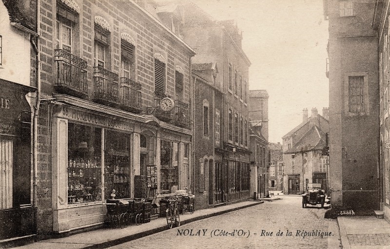 Nolay (Côte d'Or) La rue de la République CPA