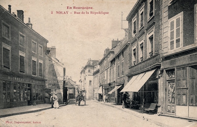 Nolay (Côte d'Or) La rue de la République CPA
