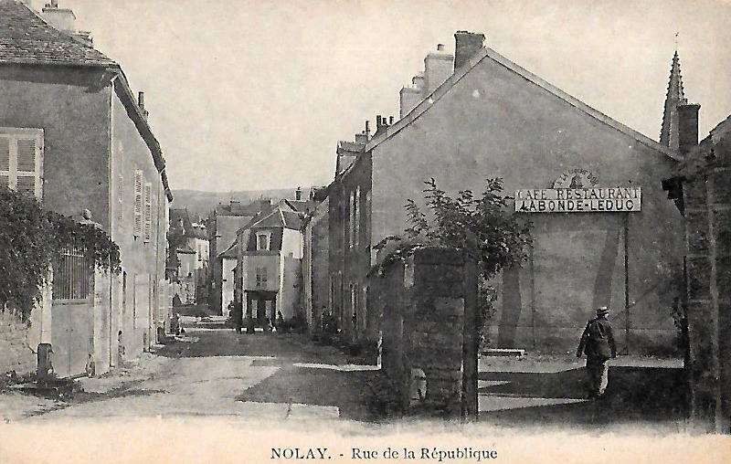 Nolay (Côte d'Or) La rue de la République CPA