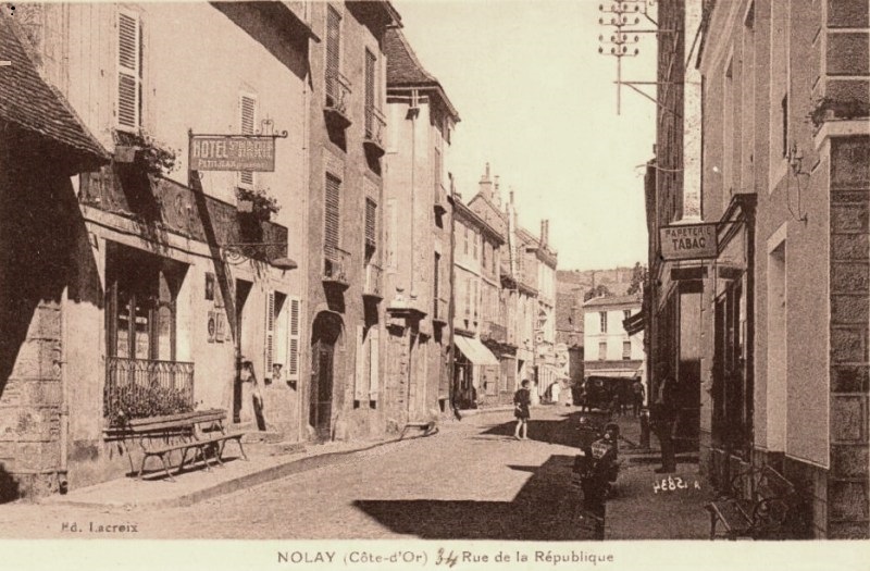 Nolay (Côte d'Or) La rue de la République CPA