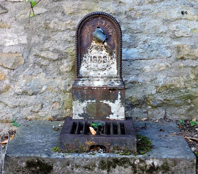 Nolay (Côte d'Or) Vieille fontaine