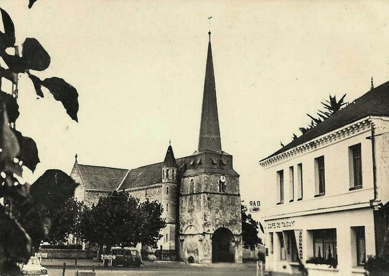 Notre-Dame-de-Monts (Vendée) L'église et la place CPA