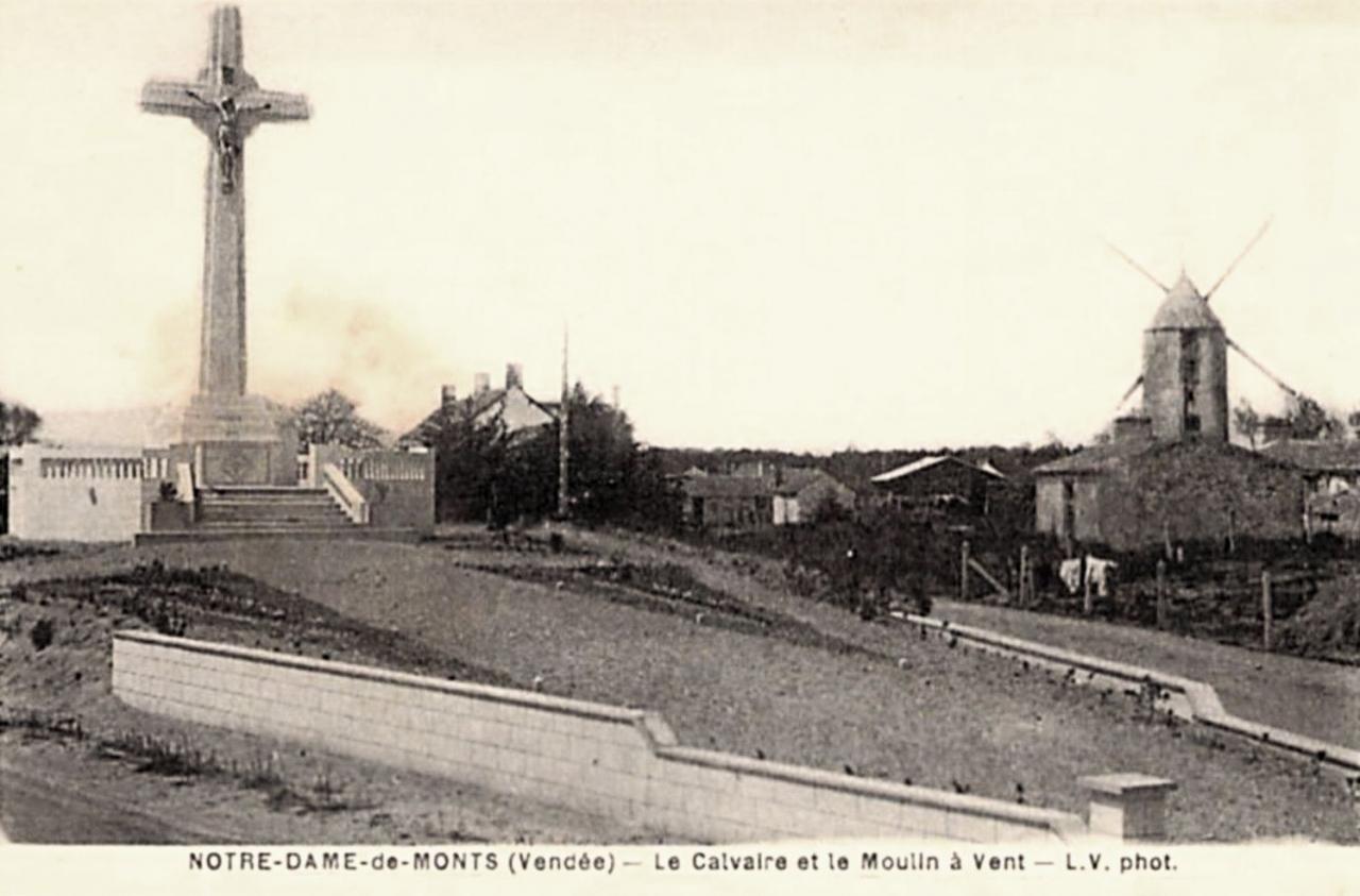 Notre-Dame-de-Monts (Vendée) Le calvaire et le moulin à vent CPA